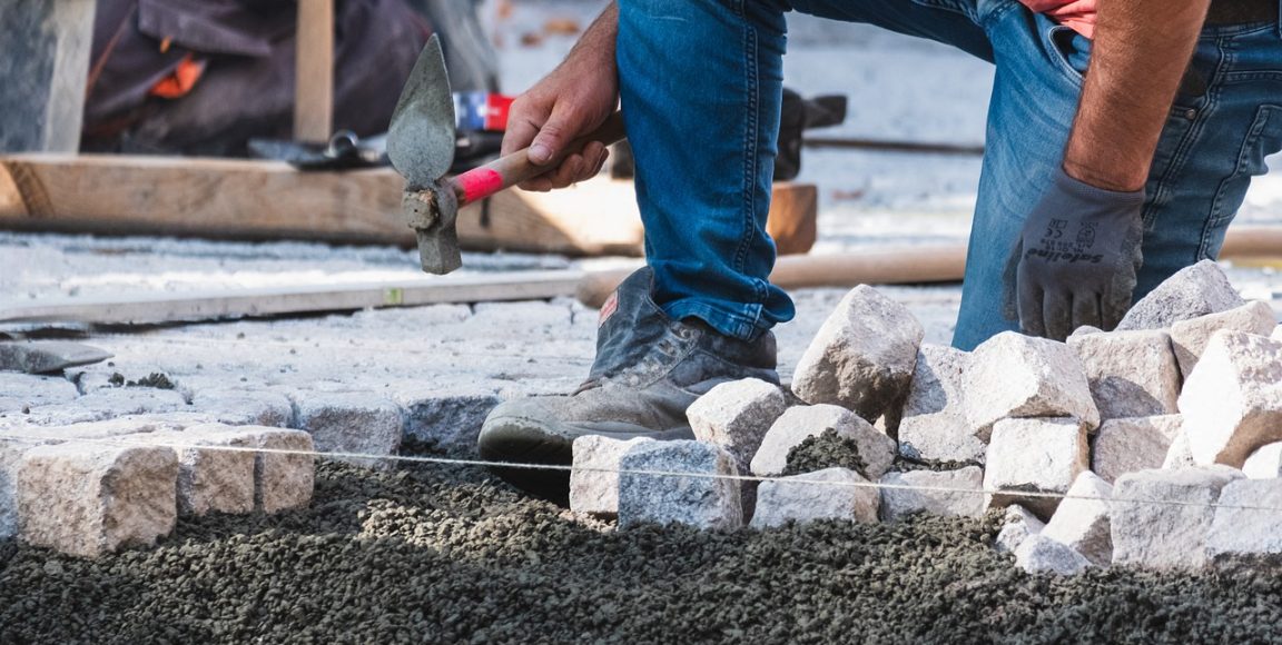 Cum sa asamblezi perfect pavajele de beton pentru curtea ta