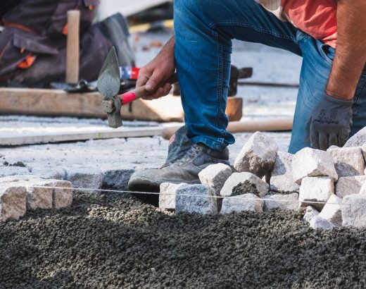 Cum sa asamblezi perfect pavajele de beton pentru curtea ta